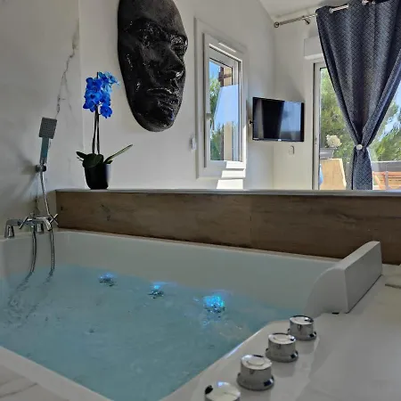 Suites Jm - Les Pins Marines - Jacuzzi & Vue Mer Bandol Exterior foto